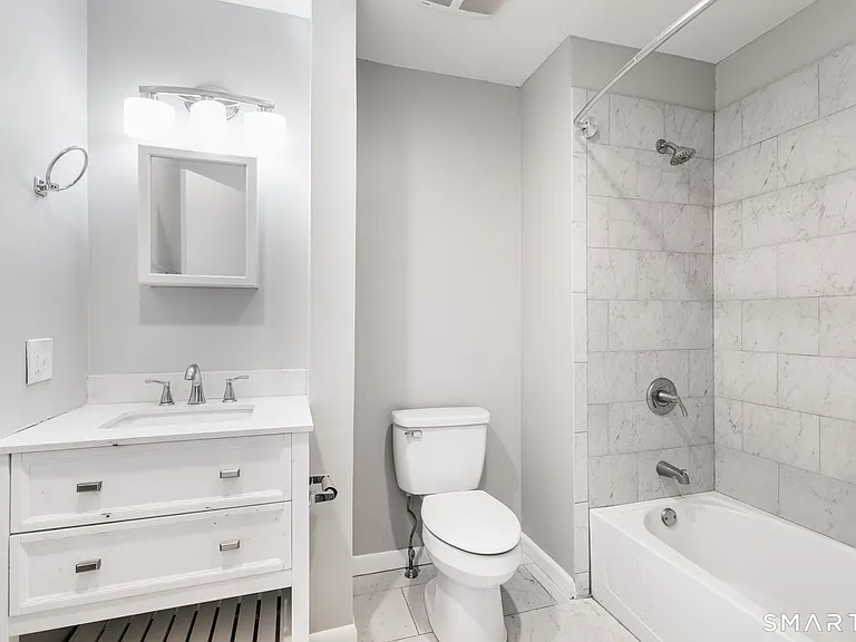 300-302 Soundview Ave — Photo 12