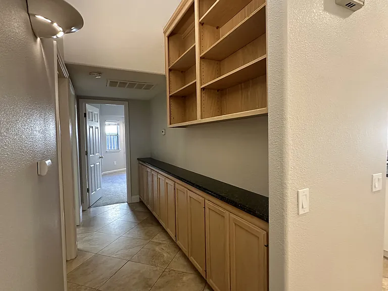 2221 Banbury Cir — Photo 24