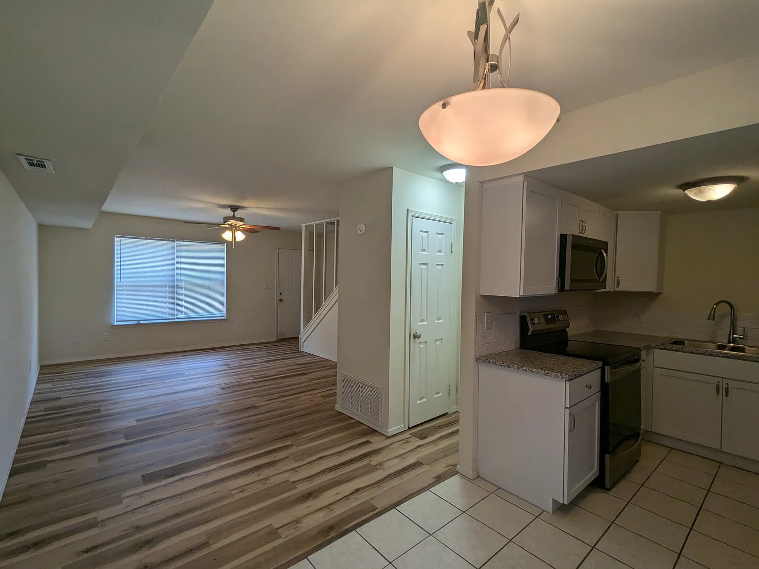 2 bed, 1.5 bath, 950 sqft, $995 — Photo 3