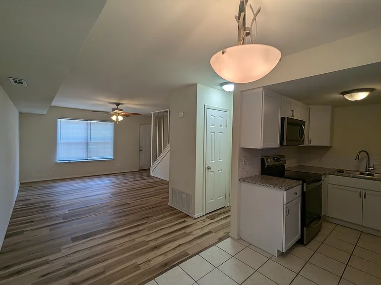 2437 N Brophy Ave #4 — Photo 3