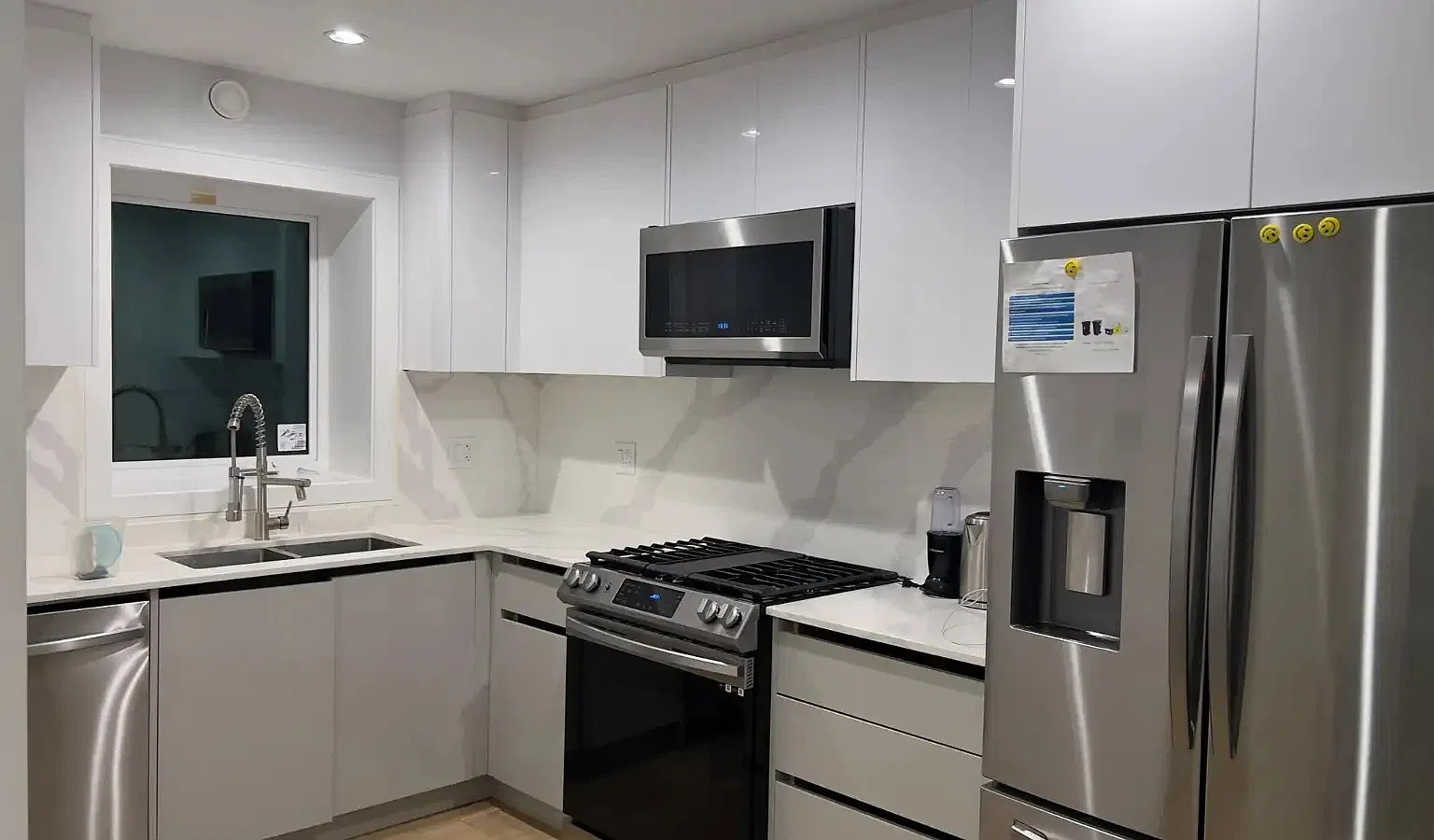 3 bed, 1000 sqft, $3,500 — Photo 1
