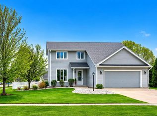 641 Small Farm Rd, Mukwonago, WI 53149