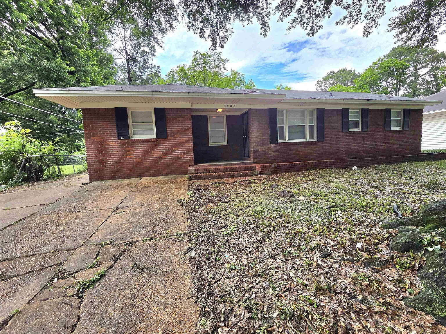 3 bed, 1.5 bath, 1277 sqft, $1,095 — Photo 1