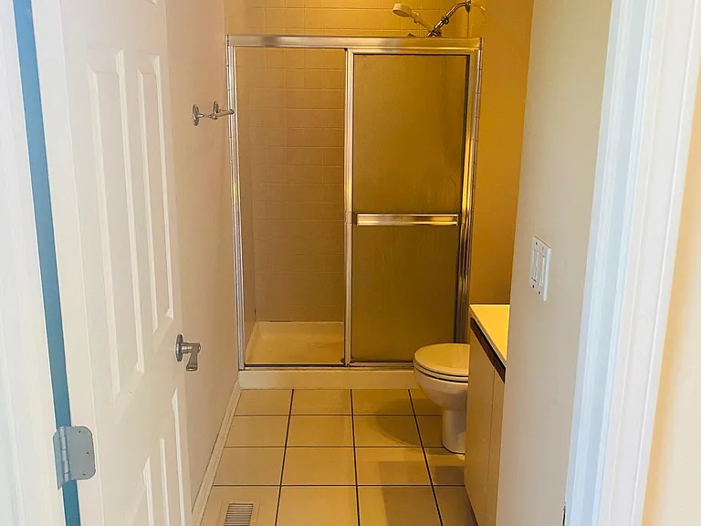 Master bedroom bathroom (Full)