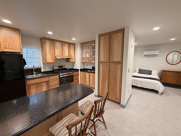 5th image of 146 Ashland Ave