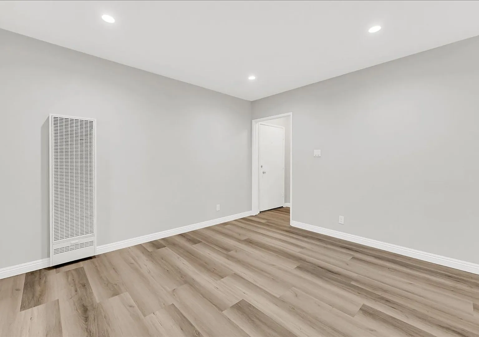 Beautiful Two Bedroom Apartment In The Heart of Mar Vista! — Photo 2
