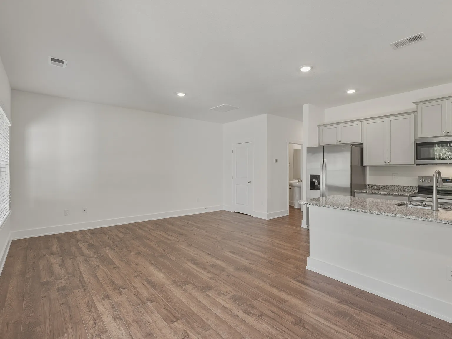 3 bed, 2.5 bath, 1381 sqft, $2,100 — Photo 3