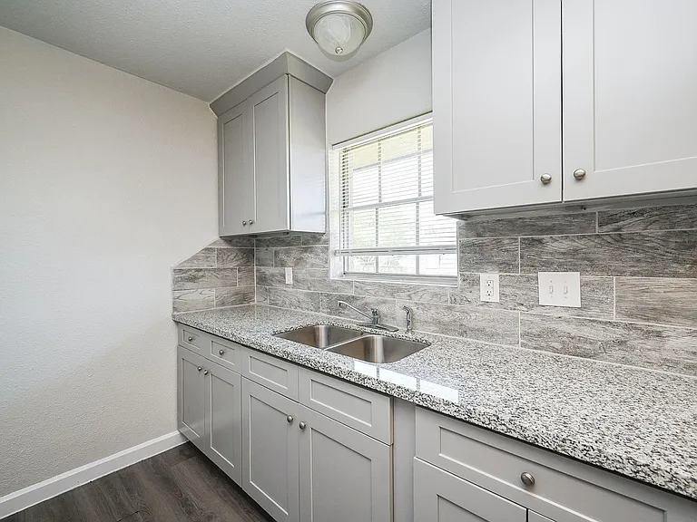 1518 East Ave — Photo 50