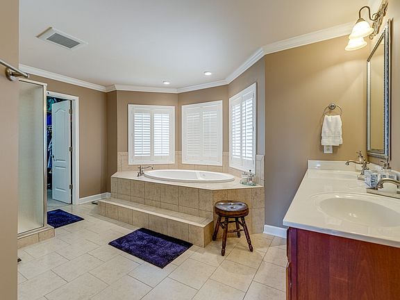3rd image of 106 Mandarin Ct