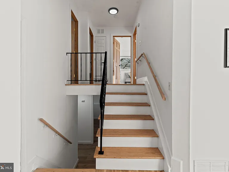 209 Front St — Photo 9