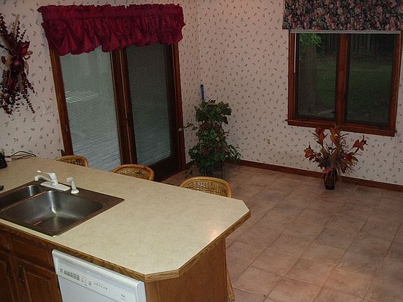 Lrg eat-in kitchen w/ ceramic tile