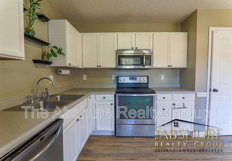 7604 Lilly Pond Ln — Photo 6