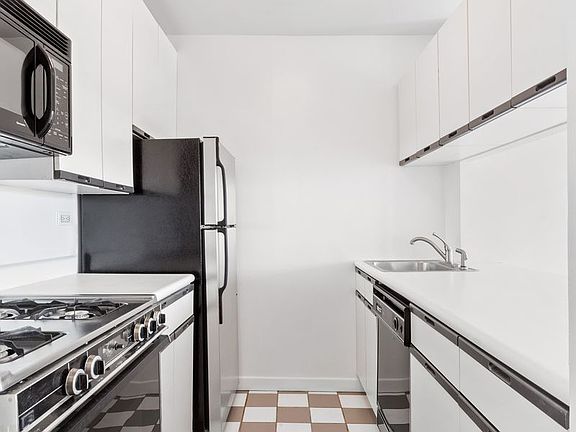 4th image of 500 W 43rd St APT 21J
