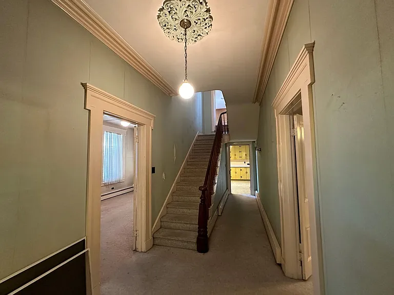 102 N River St — Photo 2