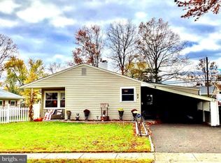 37 Gamewood Rd, Levittown, PA 19057