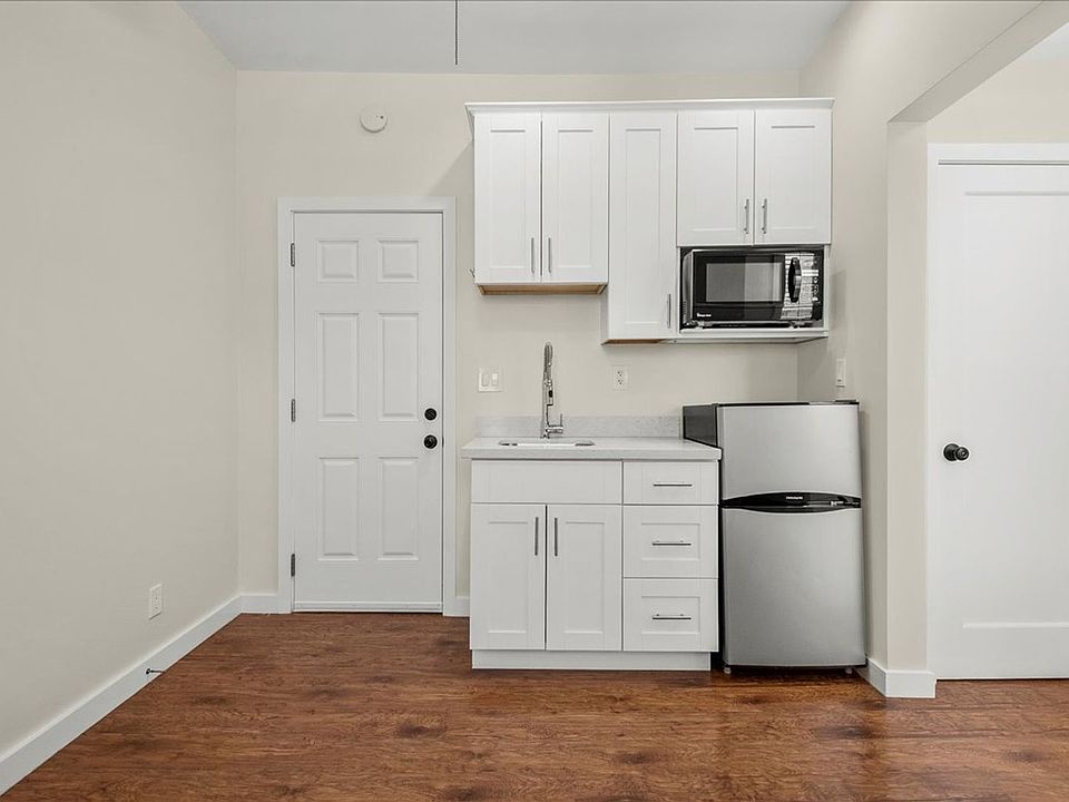1st image of 628 Waverley St #10