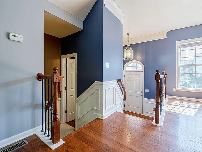 1372 Thornborough Dr — Photo 4