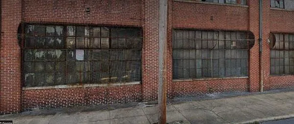 600 John St W