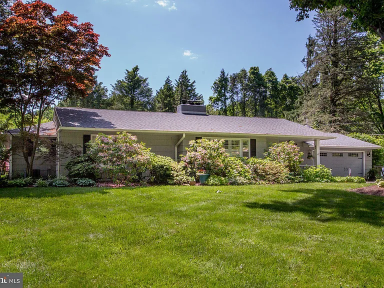 67 Townview Dr — Photo 2