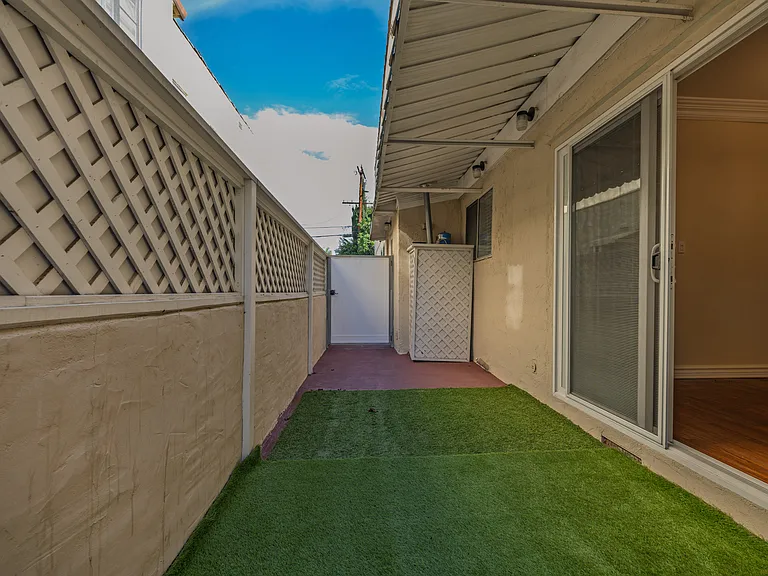 152 N Arnaz Drive — Photo 13