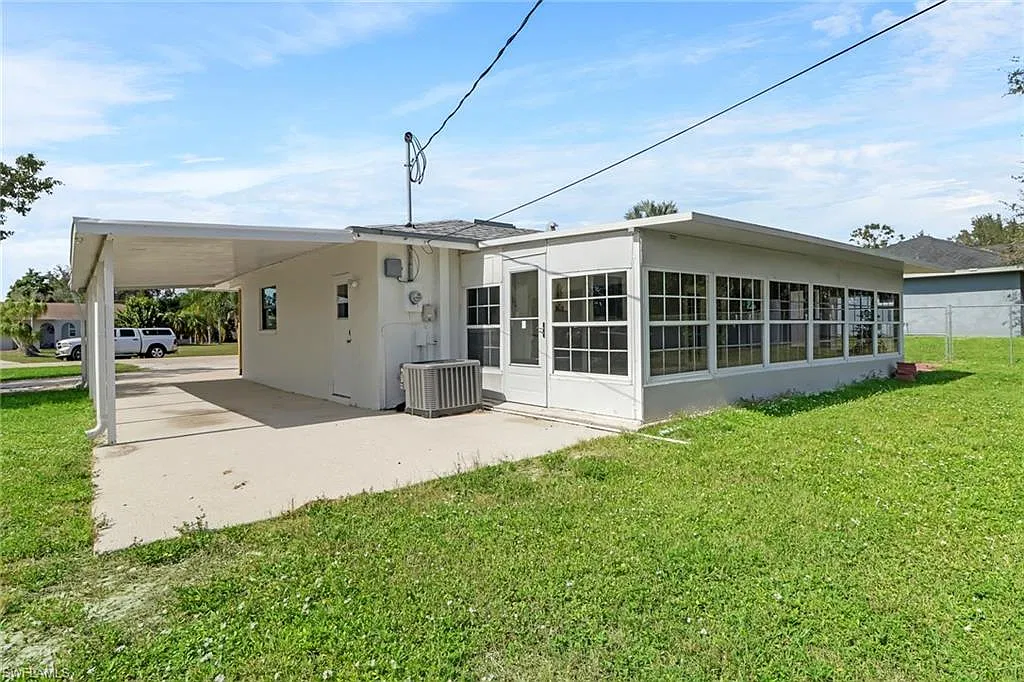 3 bed, 1.0 bath, 1148 sqft, $2,300 — Photo 3