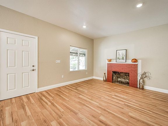 5th image of 986 N Wilson Ave