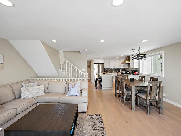 305 Ocean Dr — Photo 24