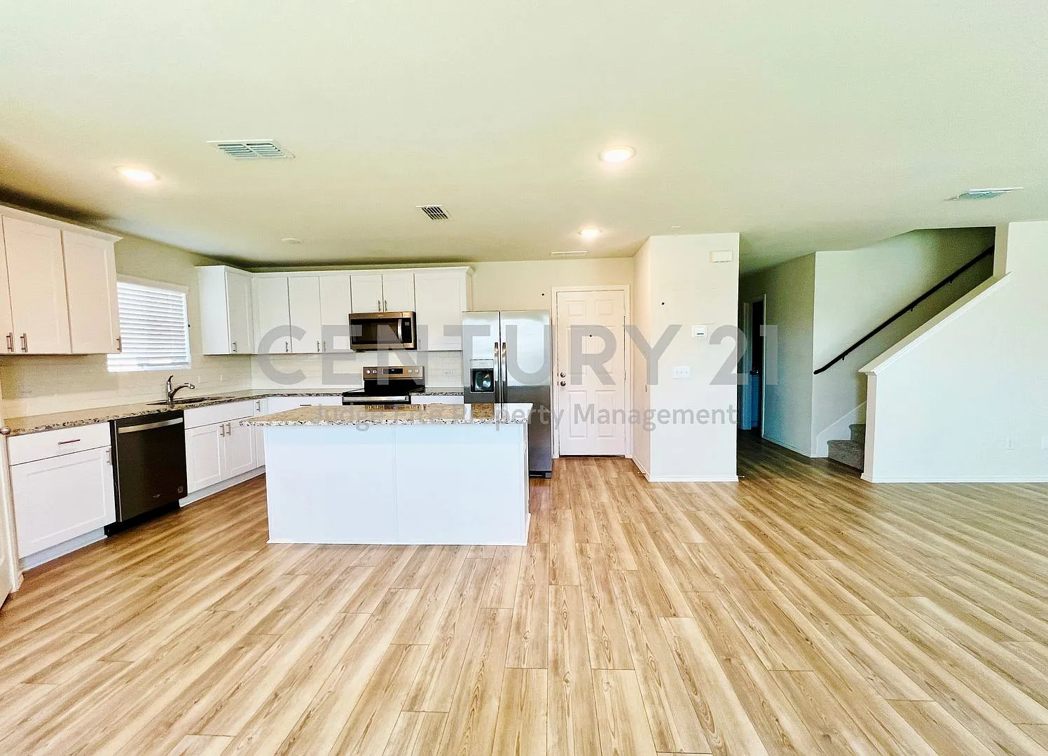 Freshly Updated 2-Story 4/3/2 in Crowley ISD For Rent! — Photo 2