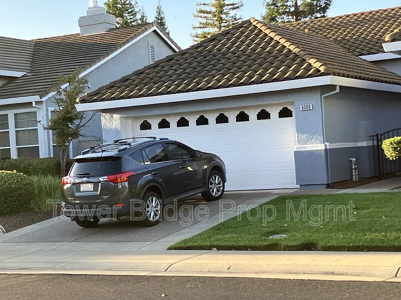 3 bed, 2.0 bath, 1781 sqft, $2,900 — Photo 2