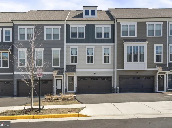1697 Beech Leaf St, Dumfries, VA 22026