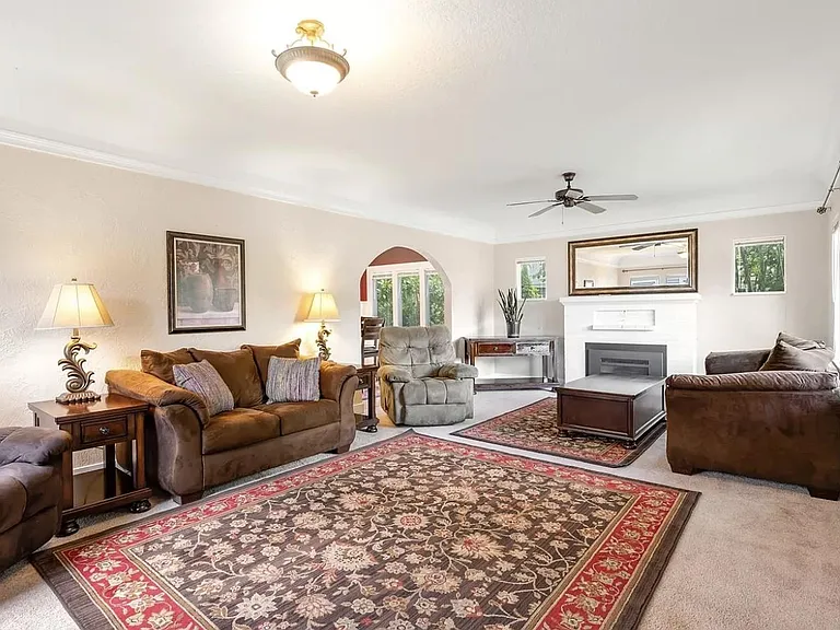 2327 Cedar St — Photo 2
