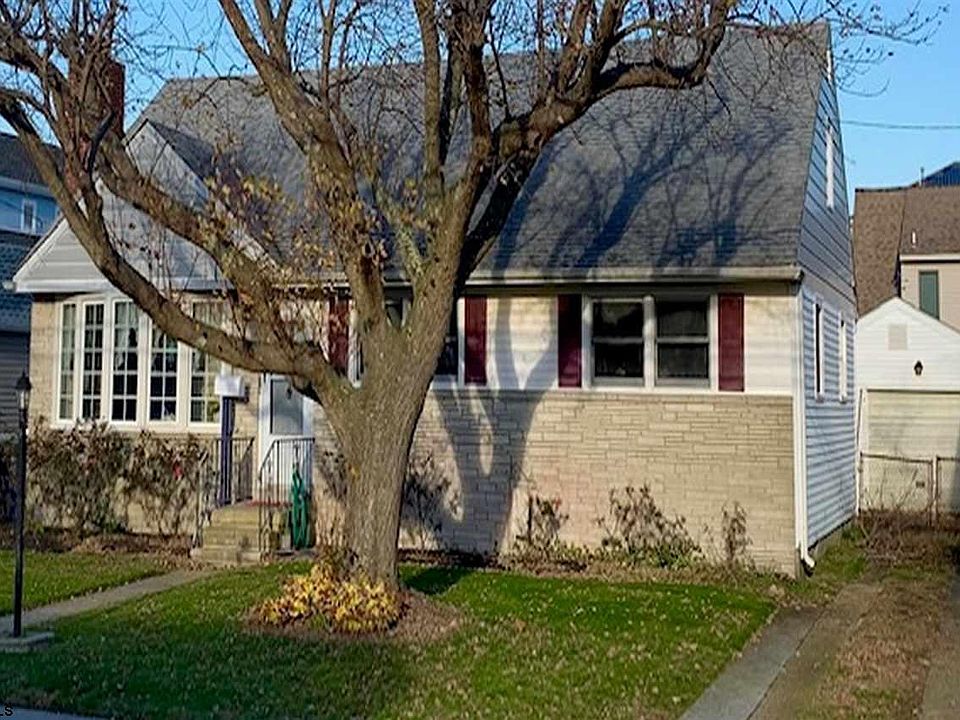 2nd image of 1107 W Beach Ave
