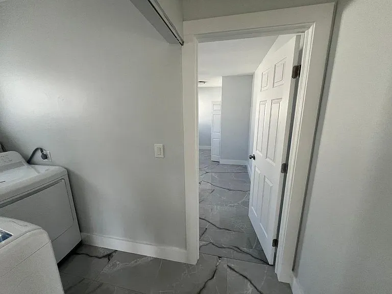 GARAGE ROOM -1