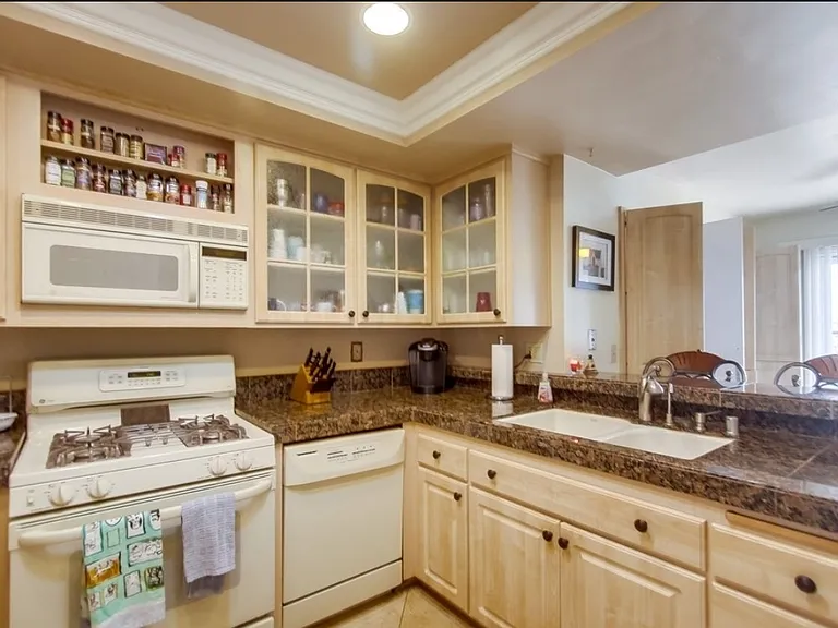 87 Kingston Ct W — Photo 6