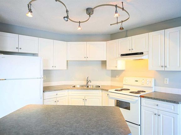 4th image of 5202 NE Valleyview Park SE #202