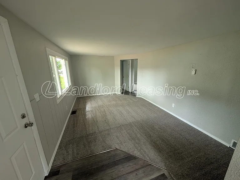 629 Vermont Dr — Photo 2