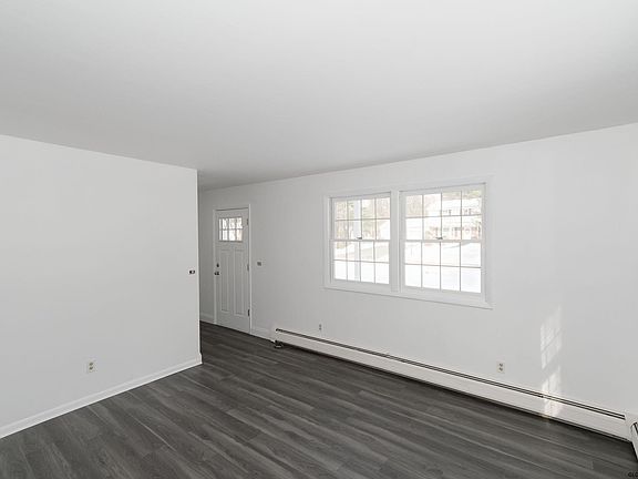 4th image of 11 Rolling Brook Ct