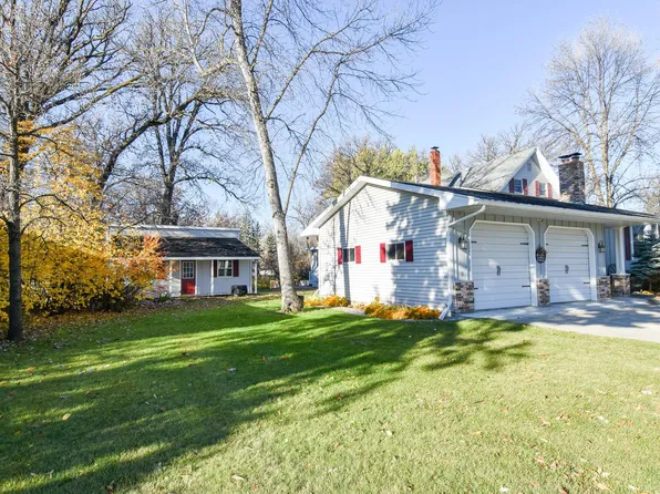 639 N 4th St, Warren, MN 56762