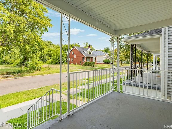 5th image of 2493 Fischer St