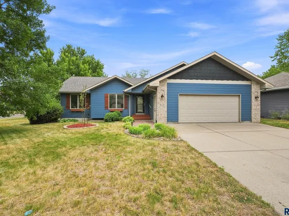 E Heatherwood Dr, Brandon, SD 57005