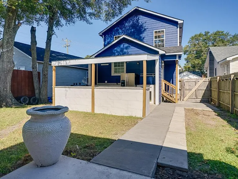 412 Swann St — Photo 3