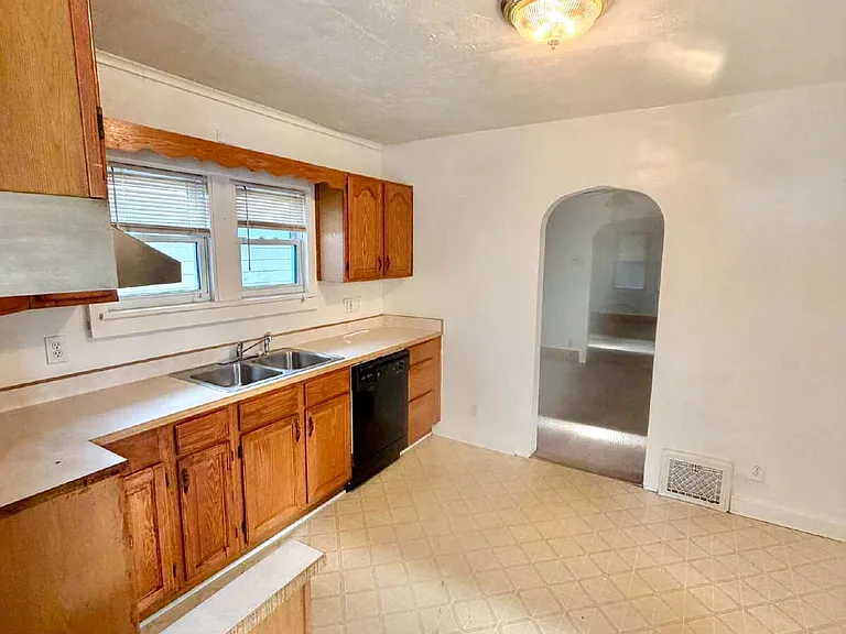 2605 Woodrow Ave — Photo 5