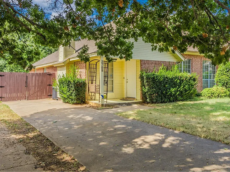 2709 Brittany Dr — Photo 12