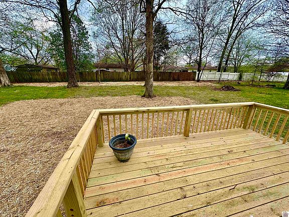 4th image of 1006 Oak Grove Cir