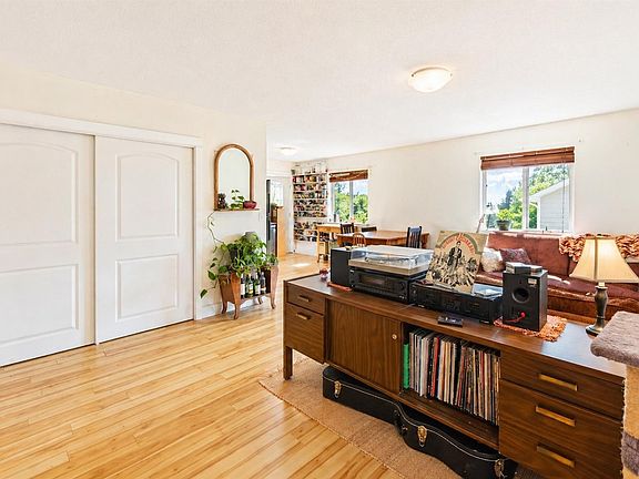 4th image of 380 Pacific Cres