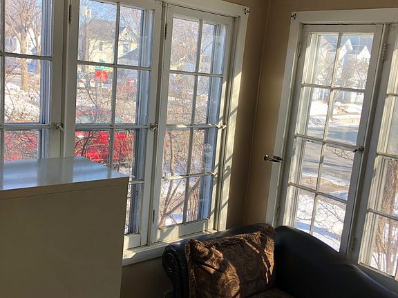 2nd image of 960 19th Ave NE APT 1
