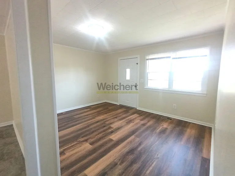 809 Thomas St — Photo 2