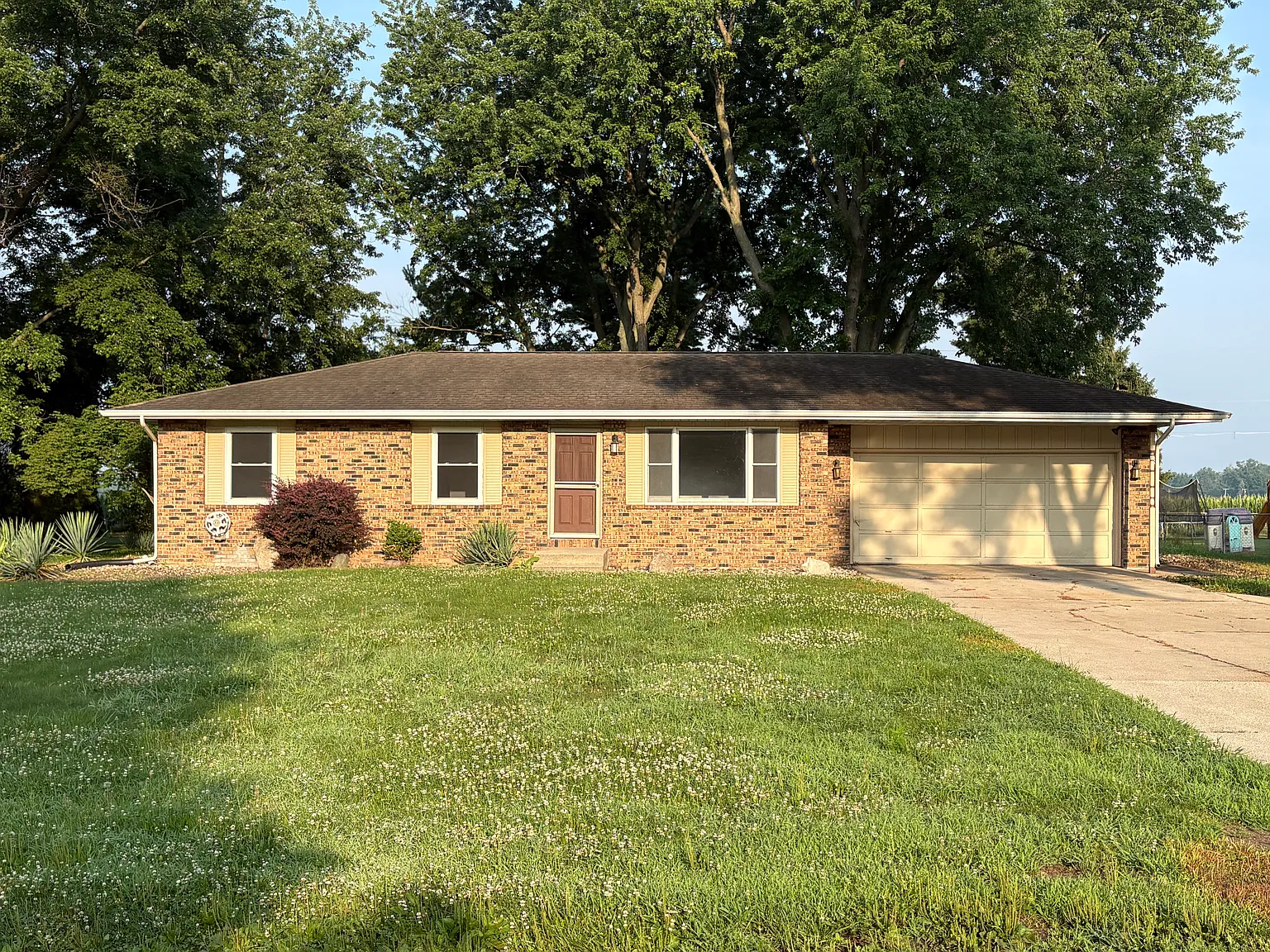 3 bed, 1.5 bath, 1360 sqft, $2,100 — Photo 1