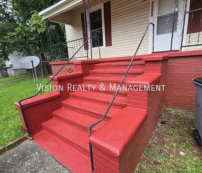 1303 Elm St — Photo 1
