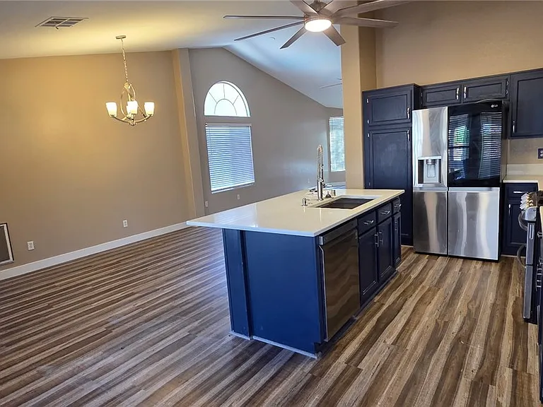 2229 Maple Shade St — Photo 2